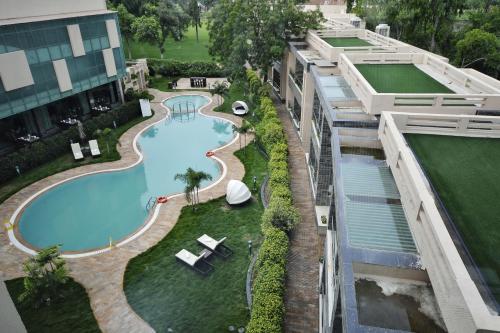 Bazén v ubytování Boulevard 9 Luxury Resort & Spa nebo v jeho okolí