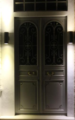 een grote houten deur in een kamer met verlichting bij Dualis Hotel in Istanbul
