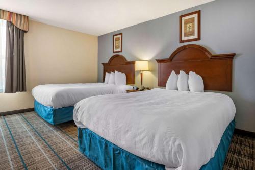 een hotelkamer met 2 bedden en een raam bij MainStay Suites Grantville in Grantville
