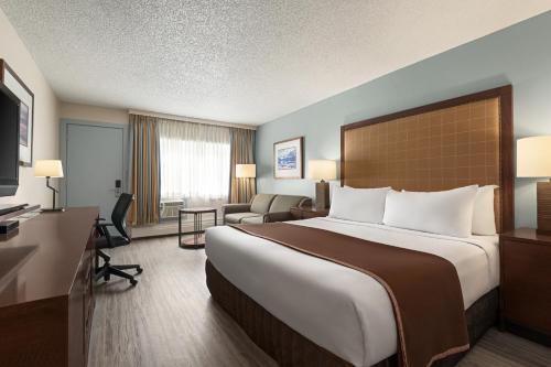 En eller flere senge i et værelse på Travelodge by Wyndham Calgary South