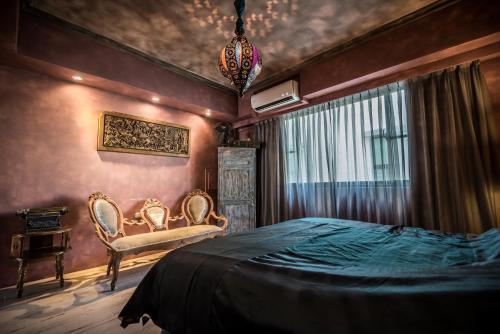 - une chambre avec un lit, une chaise et une fenêtre dans l'établissement Fantastic Journey, à Anping