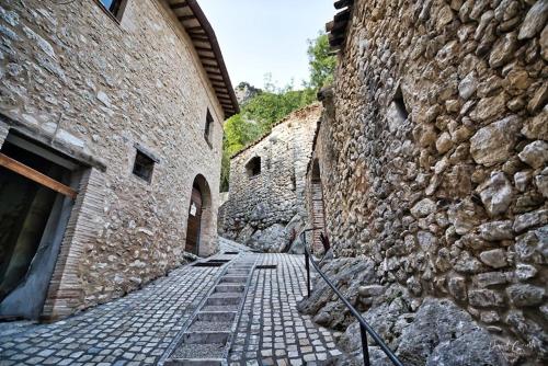 a stone alley way between two stone buildings at Guesthouse Runcini in Ferentillo
