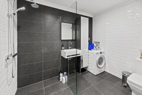 Work Sleep Live Melbourne tesisinde bir banyo