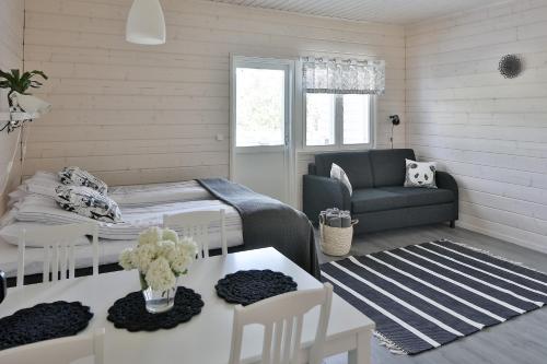 uma sala de estar com um sofá e uma mesa em Valkeisen Loma em Ahtari