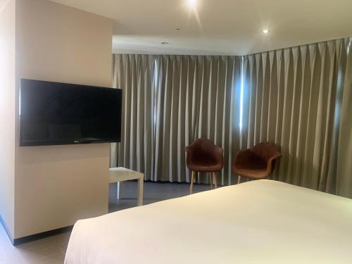 Μια τηλεόραση ή/και κέντρο ψυχαγωγίας στο Wholesome Hotel