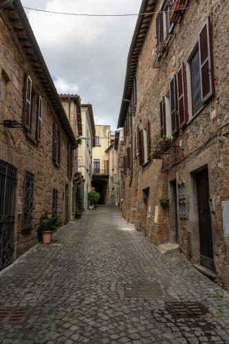an empty street in an alley between two buildings at Home in Orvieto - Via dei Dolci in Orvieto