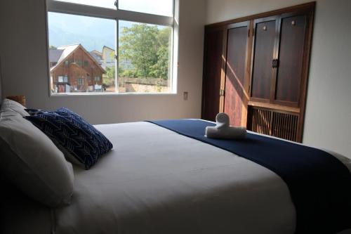 Tempat tidur dalam kamar di Starfall Lodge
