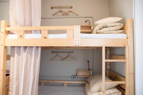 a bunk bed room with two bunk beds at 框框背包客棧 Kuang Kuang Hostel in Longjing