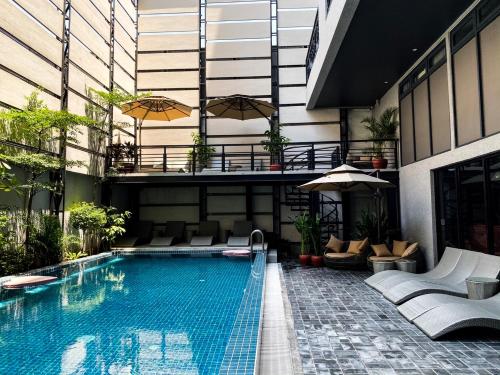 una piscina al costado de un edificio en CHECK inn Phnom Penh BKK1, en Phnom Penh