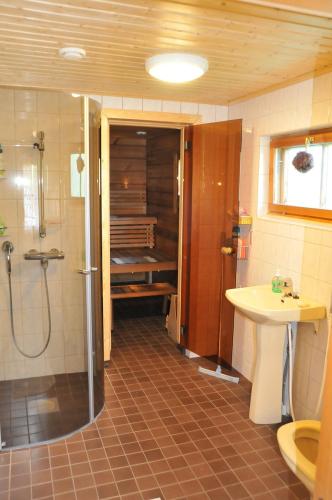 a bathroom with a shower and a sink at Suvaksen Helmi in Kosula