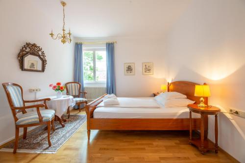 Schlafzimmer mit einem Bett, einem Tisch und Stühlen in der Unterkunft Hotel Richard Löwenherz in Dürnstein