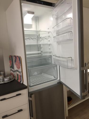 een lege koelkast met de deur open in een keuken bij Kungsbacken i Tived in Tived