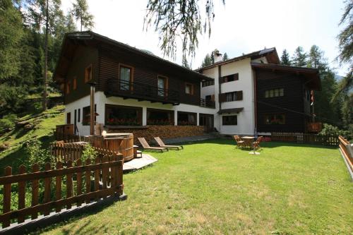 Taman di luar Albergo Villa Anna Maria