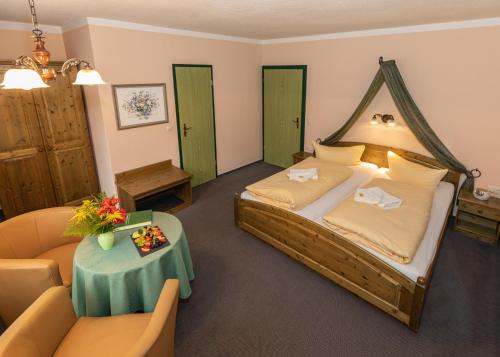 Postel nebo postele na pokoji v ubytování Waldgasthof & Hotel Am Sauwald
