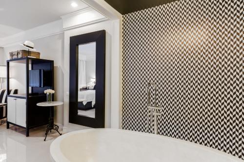 y baño con bañera y pared de azulejos. en Sugar Marina Hotel - FASHION - Kata Beach - SHA Extra Plus, en Kata Beach
