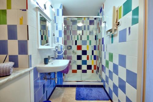 un bagno con lavandino e doccia di Di affreschi e volte a Napoli