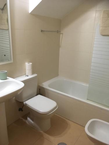 ein Badezimmer mit einem WC, einer Badewanne und einem Waschbecken in der Unterkunft Condado de Alhama Murcia in Alhama de Murcia