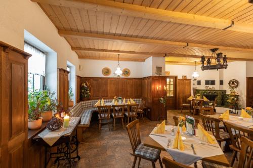 Waldgasthof & Hotel Am Sauwald tesisinde bir restoran veya yemek mekanı