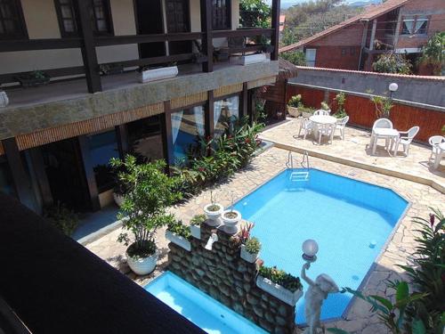 an overhead view of a swimming pool in front of a building at Hotel Pousada Laje de Itauna in Saquarema