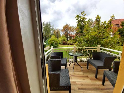 a patio with chairs and a table on a balcony at Konačište Dabić in Zlatibor