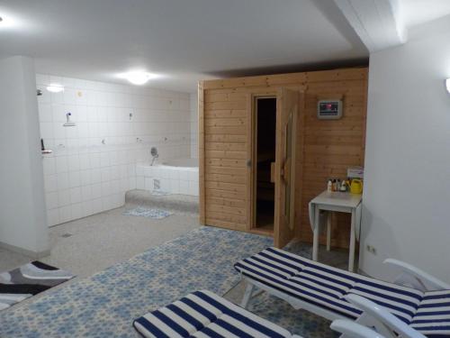 ein Badezimmer mit 2 Stühlen und einer Badewanne in der Unterkunft Haus Isabella in Boltenhagen