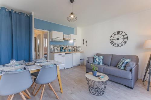 un salon avec un canapé, une table et des chaises dans l'établissement T2 4pers royan centre proche marché / 10mn plage, à Royan