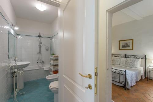 プラートにあるDatini Apartmentのベッド、洗面台、トイレ付きのバスルーム