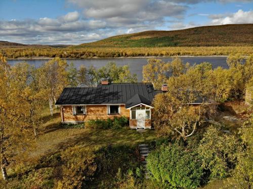 Una vista aérea de una casa con techo solar. en Villa Kinos, en Utsjoki