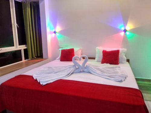Ένα ή περισσότερα κρεβάτια σε δωμάτιο στο Blue Birds Homestay