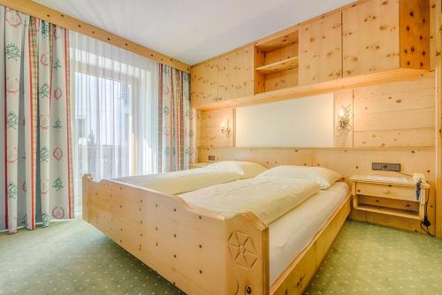 A bed or beds in a room at Haus Hubertus