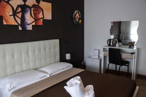 a room with a bed and a table and a kitchen at Hotel Kennedy in Naples