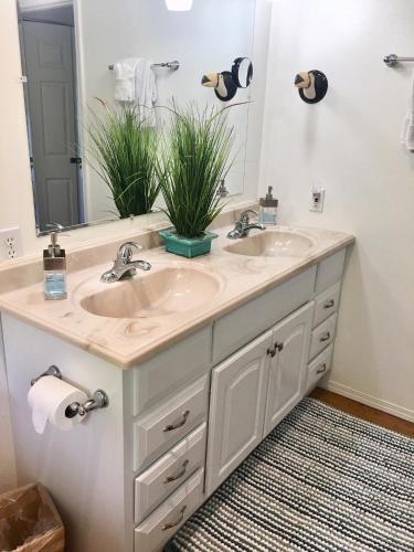 a bathroom with two sinks and a large mirror at The big house - 30 days in Kailua-Kona