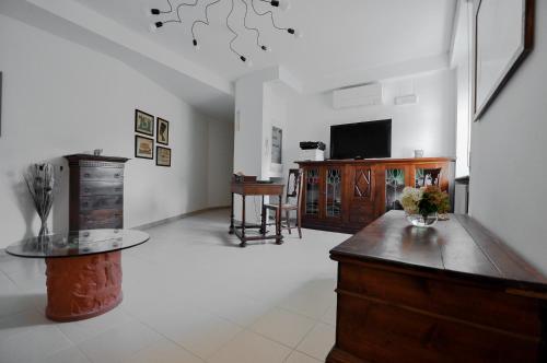 a living room with a table and a tv at Giorgia Tassi Affittacamere in Comunanza