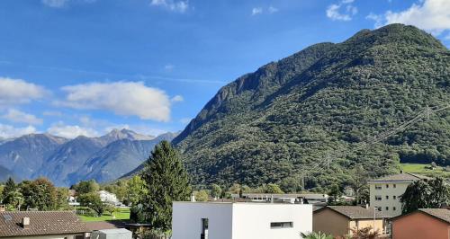 Una montaña con una ciudad y casas frente a ella en GaLa Appartamento, en Bellinzona
