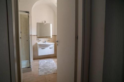 uma casa de banho com um lavatório e um espelho em Casa del Sole em Nicotera Marina