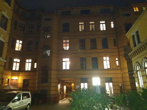 a building with a car parked in front of it at Gwuni Mopera in Leipzig