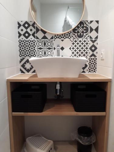 une salle de bain avec un lavabo et un miroir dans l'établissement Studio proche plage et commerces, à Les Sables-dʼOlonne