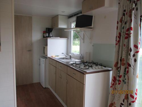 Η κουζίνα ή μικρή κουζίνα στο Les Mobile home de KERROYAL