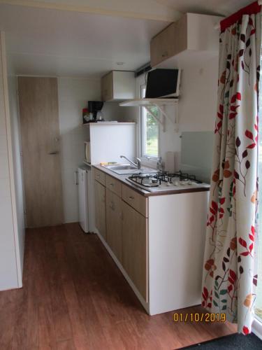 Η κουζίνα ή μικρή κουζίνα στο Les Mobile home de KERROYAL