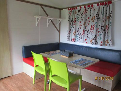 Χώρος καθιστικού στο Les Mobile home de KERROYAL