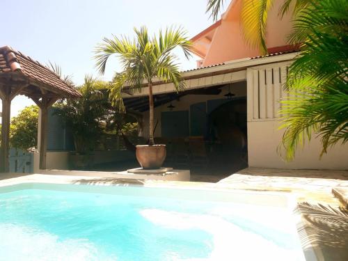una piscina frente a una casa en Villa BonBon Siwo en Le Diamant