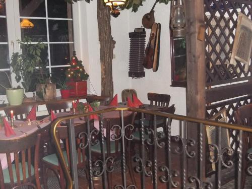 een eetkamer met een tafel en een kerstboom bij Gasthaus & Pension St.Peter in Eisenach