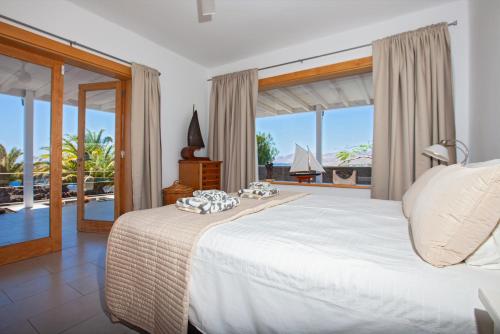 a bedroom with a bed with a view of the ocean at Villa Luna Mar in Puerto Calero
