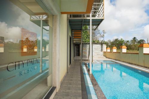 vista sulla piscina del resort a sfioro di City Palace Resort a Lonavala