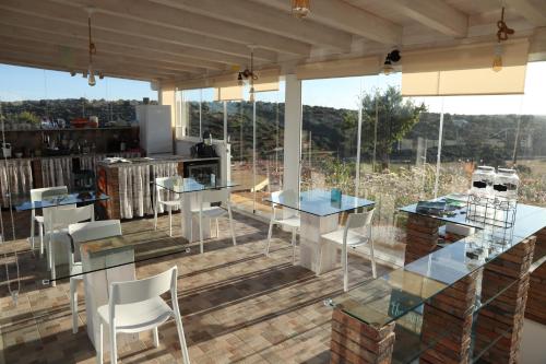 拉戈斯The Sun Hill的厨房配有玻璃桌椅,