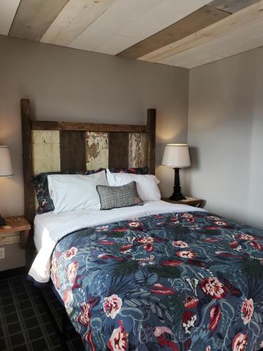 Cama o camas de una habitación en Vintage Block Inn & Suites