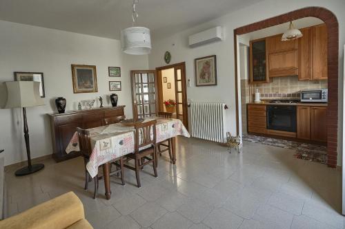 cocina con mesa y sillas en una habitación en ZENZERO E CANNELLA, en Empoli