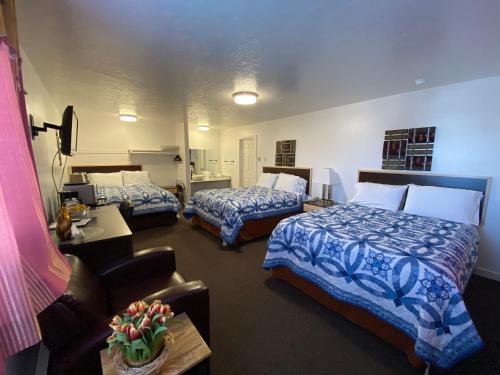Katil atau katil-katil dalam bilik di Motel West
