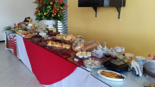 um buffet de comida em cima de uma mesa em Pousada Cardoso em Ipiaú