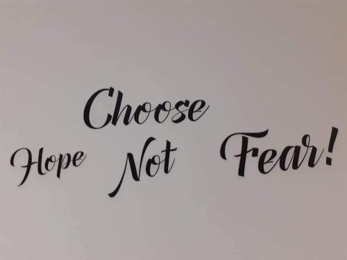 Una serie di parole calligrafiche scelgono la speranza non la paura. di Thessaloniki Center Studio a Salonicco